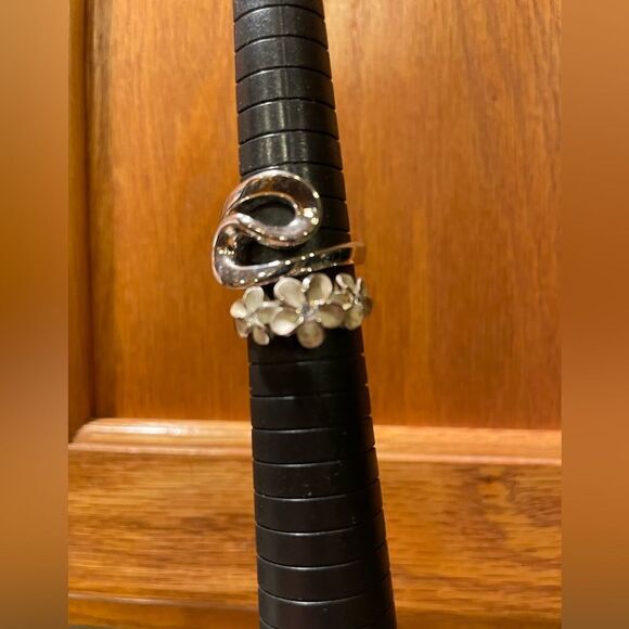 Women’s Flower Ring From Hawaii and Silver Tone Swirl Ring Size 9 - Picture 2 of 11